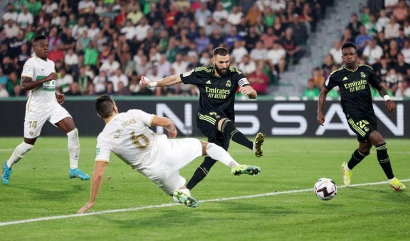 Benzema với những cú sút thần sầu